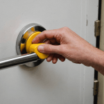 découvrez des astuces efficaces pour retirer une poignée de porte récalcitrante. suivez notre guide étape par étape et facilitez-vous la tâche avec des conseils pratiques pour résoudre ce problème courant.