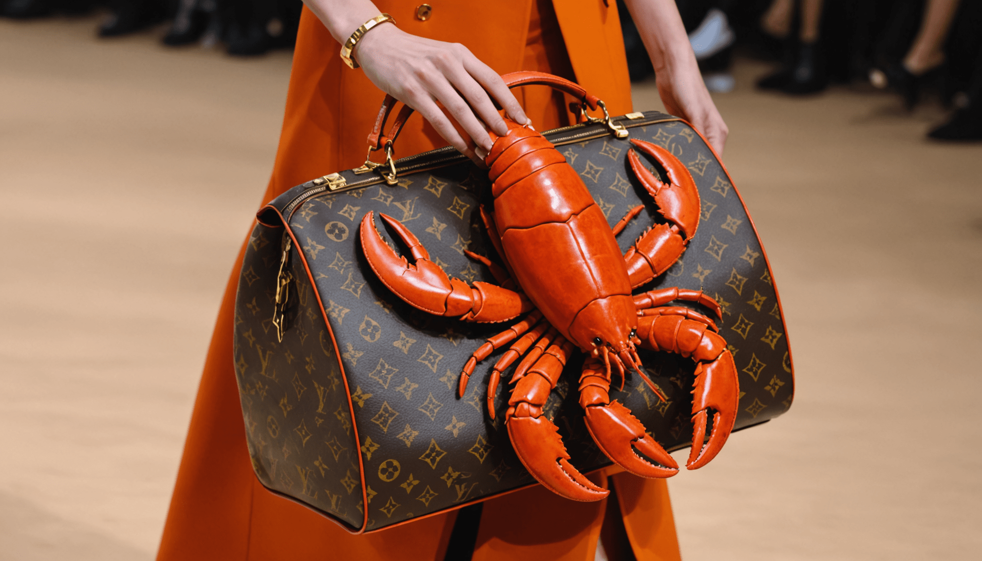 découvrez le sac en forme de homard de louis vuitton, une pièce audacieuse qui fait débat par son prix choc. un mélange d'art et de mode qui interroge sur les limites du luxe.