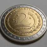 découvrez comment une pièce de 2 € présentant un défaut rare a atteint la valeur stupéfiante de 80 000 €, captivant ainsi l'attention des collectionneurs. une occasion à ne pas manquer pour les passionnés de monnaies !