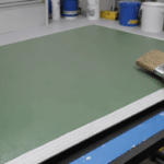 vous avez appliqué quatre couches de peinture mais des marques subsistent ? découvrez les causes possibles et nos conseils pratiques pour obtenir un mur parfaitement lisse et uniforme.