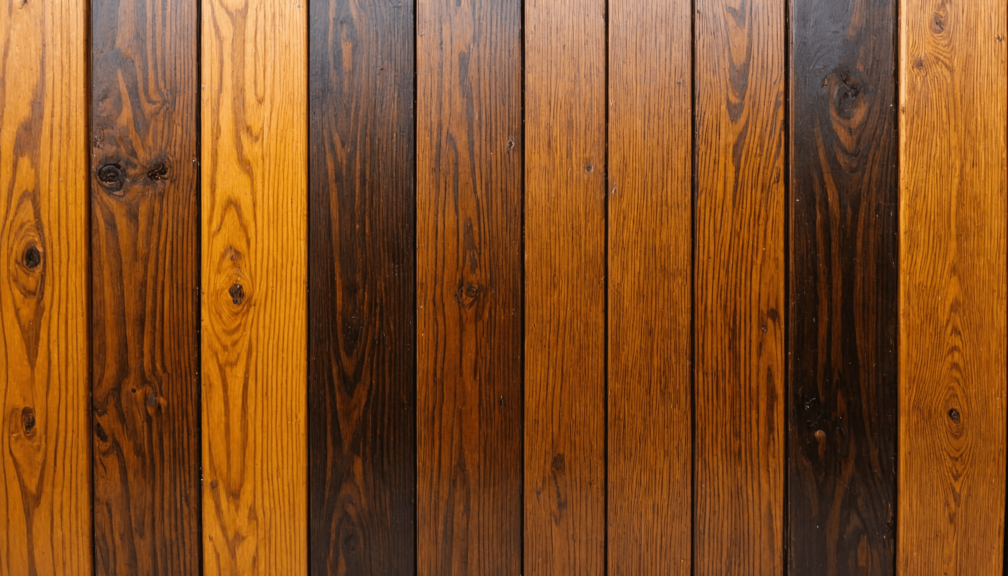 découvrez les différences clés entre un vernis bois à finition incolore et une teinte colorée pour protéger et sublimer vos surfaces en bois.