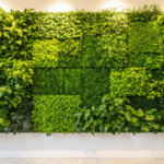 ajoutez une touche de verdure à votre intérieur avec un mur végétal artificiel. facile à installer, il transforme votre espace en un véritable oasis de nature sans entretien.
