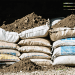 découvrez tout ce qu’il faut savoir sur la densité du terreau dans ce guide complet : conseils, utilisations idéales et astuces pour optimiser la croissance de vos plantes.