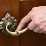 découvrez comment retirer facilement une poignée de porte grâce à notre guide pratique. suivez étape par étape des instructions simples et rapides pour démonter votre poignée en toute sécurité, même sans expérience en bricolage.