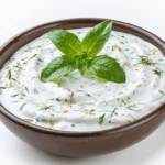 découvrez comment préparer un tzatziki maison savoureux grâce au guide ultime de tonbonbon.fr : astuces, ingrédients et étapes pour réussir facilement cette recette grecque rafraîchissante.