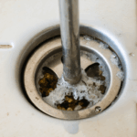 découvrez des méthodes simples et efficaces pour déboucher une douche même lorsque le siphon reste inaccessible. astuces pratiques et conseils pour retrouver un écoulement optimal sans démonter votre installation.