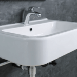découvrez dans ce guide essentiel toutes les étapes et conseils pour installer votre lavabo à la hauteur idéale dans la salle de bain, assurant confort et fonctionnalité au quotidien.