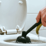 découvrez la méthode infaillible pour déboucher vos toilettes rapidement et sans effort. suivez nos conseils simples et efficaces pour un résultat immédiat, sans produits chimiques ni matériel spécifique.