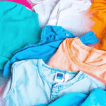 découvrez comment raviver facilement vos textiles décolorés grâce à une astuce simple et naturelle utilisant le bicarbonate de soude et le vinaigre blanc. redonnez éclat et fraîcheur à vos vêtements sans effort !