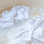 découvrez des méthodes simples et efficaces pour récupérer le linge blanc accidentellement teinté en rose. astuces naturelles et conseils pratiques pour rendre à votre linge sa blancheur d'origine.