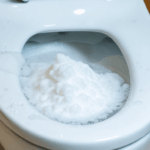 découvrez comment utiliser le bicarbonate de soude pour déboucher efficacement vos wc. astuces simples, naturelles et économiques pour un entretien sans produits chimiques agressifs !