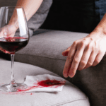 découvrez dix méthodes simples et efficaces pour éliminer facilement les taches de vin rouge sur vos vêtements, tapis ou nappes. astuces pratiques et conseils pour un nettoyage réussi !