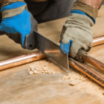 découvrez des méthodes simples et efficaces pour couper un tuyau en cuivre installé contre un mur. suivez notre guide ultime pour réussir cette opération en toute sécurité, avec les bons outils et astuces de pro.