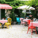 découvrez comment créer une ambiance guinguette chaleureuse avec nos inspirations de décoration : mobilier convivial, éclairage festif et accessoires authentiques pour transformer votre espace en lieu de fête plein de charme.