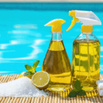 découvrez des astuces de grand-mère simples et efficaces pour éliminer l’eau verte de votre piscine et retrouver une eau claire et éclatante rapidement !
