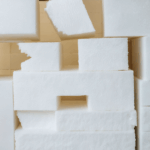apprenez comment et où déposer le polystyrène grâce à notre guide pratique. découvrez les règles de tri essentielles pour recycler efficacement ce matériau et adoptez les bons gestes écologiques au quotidien.