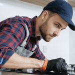 découvrez notre guide pratique pour installer votre plaque à induction en toute sécurité, avec des conseils étape par étape pour une installation facile et conforme.