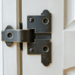 découvrez notre guide pratique pour réparer vos gonds de porte facilement et rapidement, avec des conseils simples et efficaces adaptés à tous les niveaux de bricolage.