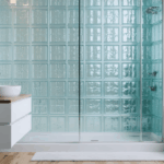 découvrez notre guide complet sur les parois de douche en briques de verre : avantages, conseils d'installation, tarifs et recommandations pour un espace moderne et lumineux.