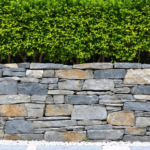 découvrez des méthodes durables et efficaces pour stabiliser un mur en pierre penché, assurant sécurité et longévité à votre construction.