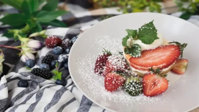 Dessert aux fruits rouges avec sucre glace.