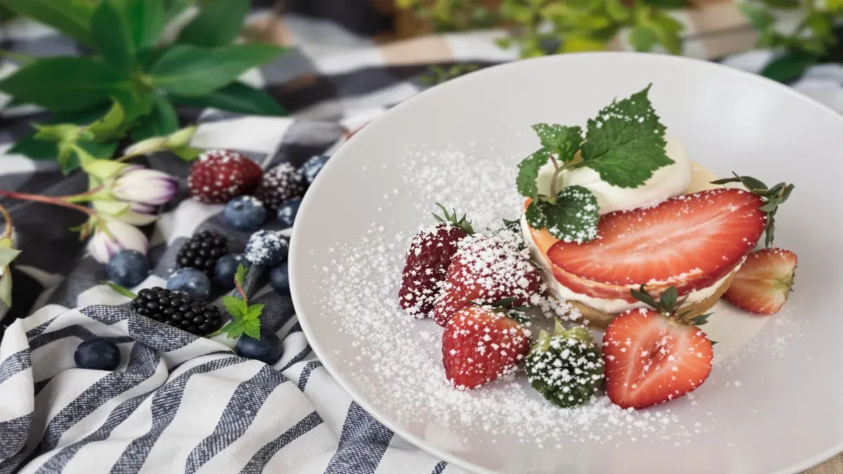 Dessert aux fruits rouges avec sucre glace.