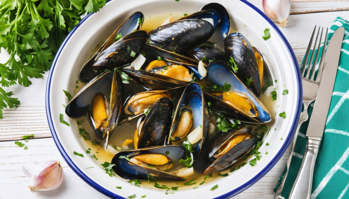 apprenez à préparer des moules marinières à l'ancienne avec notre recette authentique et facile, pour retrouver le goût traditionnel de grand-mère à chaque bouchée.