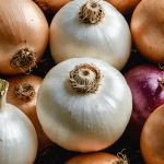 découvrez si l'ail et les oignons peuvent être ajoutés à votre compost. cette analyse vous guide à travers les bienfaits et les éventuelles contre-indications de ces ingrédients, pour un compostage réussi et durable.