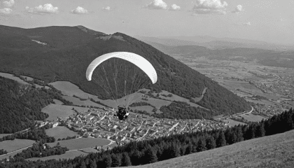 découvrez le parapente au-dessus du puy de dôme et laissez-vous émerveiller par des paysages à couper le souffle. volez dans un cadre exceptionnel et vivez une expérience inoubliable en pleine nature. parfait pour les aventuriers et les amateurs de sensations fortes !