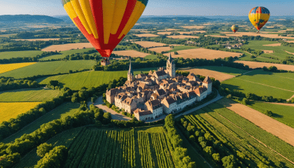découvrez les paysages enchanteurs de france comme jamais auparavant ! élevez-vous dans les cieux en montgolfière et laissez-vous émerveiller par des panoramas à couper le souffle. une expérience inoubliable au-dessus des régions pittoresques de notre belle nation.