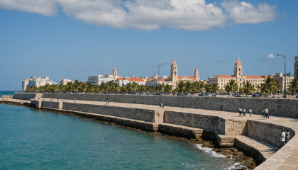 explorez le malecon à la havane, un lieu emblématique offrant une vue imprenable sur l'océan. profitez d'une promenade inoubliable le long de cette promenade historique, où culture, paysages marins et ambiance cubaine se rejoignent pour une expérience unique.