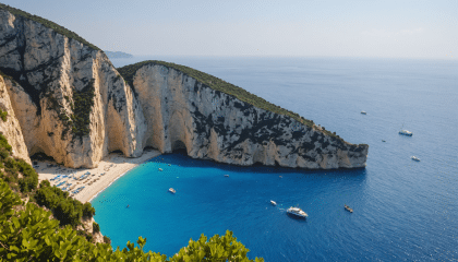 explorez les 10 activités incontournables à vivre sur l'île de zakynthos, entre plages paradisiaques, paysages à couper le souffle et richesses culturelles. que vous soyez amateur de sensations fortes ou de détente, cette destination grecque saura vous séduire !
