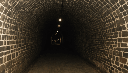 explorez le tunnel borbonico de naples, un lieu chargé d'histoire et de mystère. découvrez les secrets de cette incroyable aventure souterraine, riche en surprises et en sensations. préparez-vous à plonger dans un monde fascinant, où passé et présent se rencontrent.