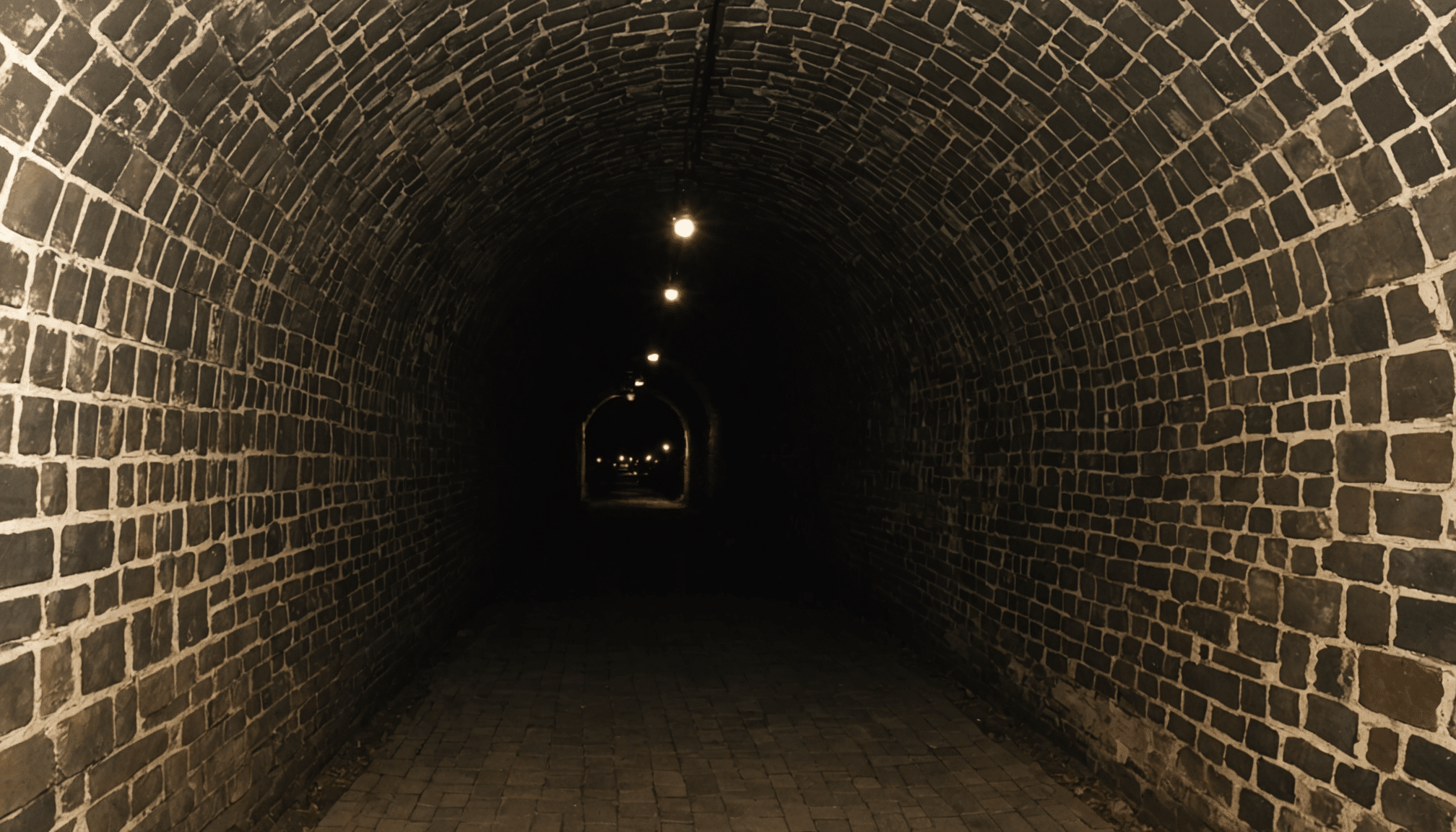 explorez le tunnel borbonico de naples, un lieu chargé d'histoire et de mystère. découvrez les secrets de cette incroyable aventure souterraine, riche en surprises et en sensations. préparez-vous à plonger dans un monde fascinant, où passé et présent se rencontrent.