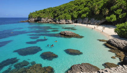découvrez la magnifique plage du canal d'amour à corfou, un lieu enchanteur où les eaux turquoise rencontrent les falaises impressionnantes. plongez dans un cadre idyllique, idéal pour des moments de détente, des baignades inoubliables et des paysages à couper le souffle.