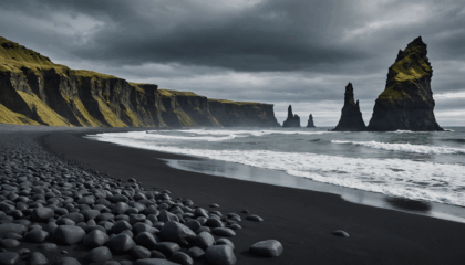 explorez la plage mystique de reynisfjara en islande, célèbre pour ses sables noirs, ses colonnes de basalte impressionnantes et ses paysages spectaculaires, parfaits pour une aventure inoubliable en pleine nature.