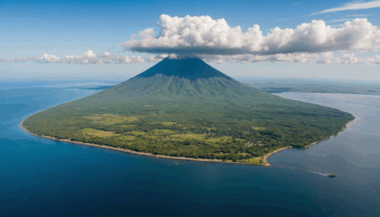 partez à la découverte de l’île ometepe, un véritable joyau naturel du nicaragua. entre volcans majestueux, forêts luxuriantes et plages paisibles, vivez une aventure inoubliable au cœur de ce paradis unique d’amérique centrale.