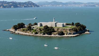 préparez votre visite d'alcatraz grâce à nos conseils pratiques : horaires, billets, accès, points forts à ne pas manquer et astuces pour une expérience réussie sur l'île mythique de san francisco.