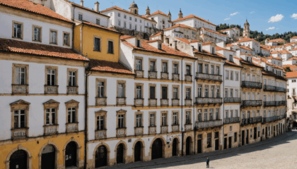 découvrez coimbra, joyau historique du portugal : une ville universitaire animée, riche en patrimoine, monuments impressionnants et ruelles pittoresques. partez à la rencontre de son histoire et de ses traditions authentiques.