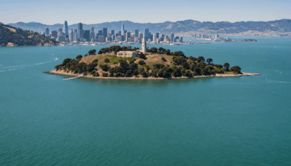 partez à la découverte d'angel island, un joyau naturel situé au cœur de la baie de san francisco. profitez de panoramas à couper le souffle, d'activités de plein air et d'une riche histoire à explorer lors de votre visite sur cette île incontournable.