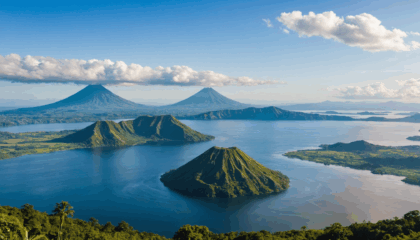 découvrez le lac taal, une merveille géographique unique aux philippines, célèbre pour son volcan captivant et ses paysages spectaculaires. partez à l’aventure et explorez ce joyau naturel exceptionnel.