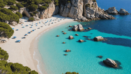 explorez cala goloritzè, une plage emblématique de sardaigne classée au patrimoine mondial de l'unesco. découvrez ses eaux turquoise, ses falaises spectaculaires et son paysage naturel unique.