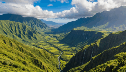 découvrez les incontournables de l'île de la réunion : paysages spectaculaires, randonnées uniques, plages de rêve et culture créole. toutes les expériences à ne pas manquer lors de votre voyage !