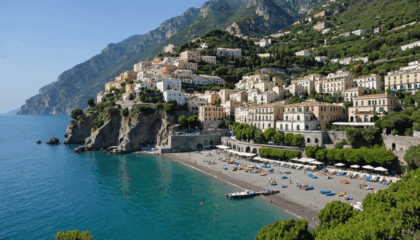 explorez maiori, un trésor méconnu de la côte amalfitaine. entre plages sublimes, ruelles authentiques et gastronomie locale, laissez-vous séduire par ce village italien plein de charme !