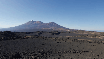 découvrez toutes les options pour explorer l'etna : comparez le téléphérique, le bus, le train, les excursions en 4x4 et les randonnées pour choisir le meilleur moyen d'admirer ce volcan emblématique de sicile.