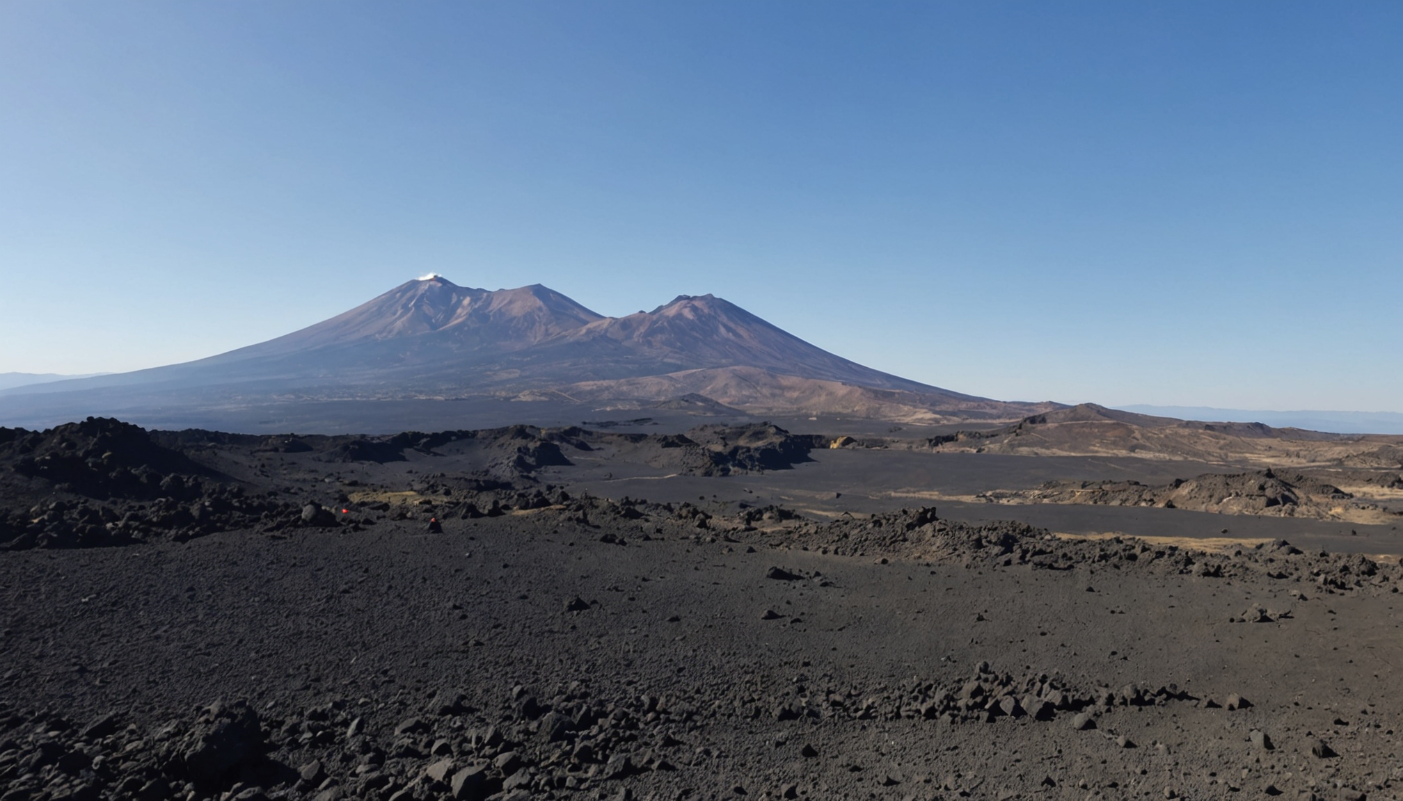 découvrez toutes les options pour explorer l'etna : comparez le téléphérique, le bus, le train, les excursions en 4x4 et les randonnées pour choisir le meilleur moyen d'admirer ce volcan emblématique de sicile.