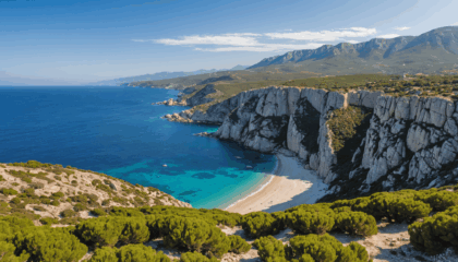 partez à l'aventure sur la côte corse et explorez ses sites incontournables lors de votre road trip : plages paradisiaques, villages pittoresques et paysages à couper le souffle vous attendent !
