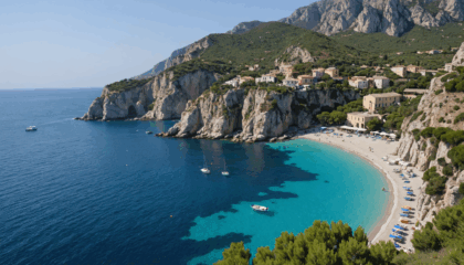partez à la découverte de capo vaticano, une magnifique côte calabraise aux paysages époustouflants, idéale pour les amoureux de nature, de plages paradisiaques et de panoramas à couper le souffle. à explorer sans hésiter !