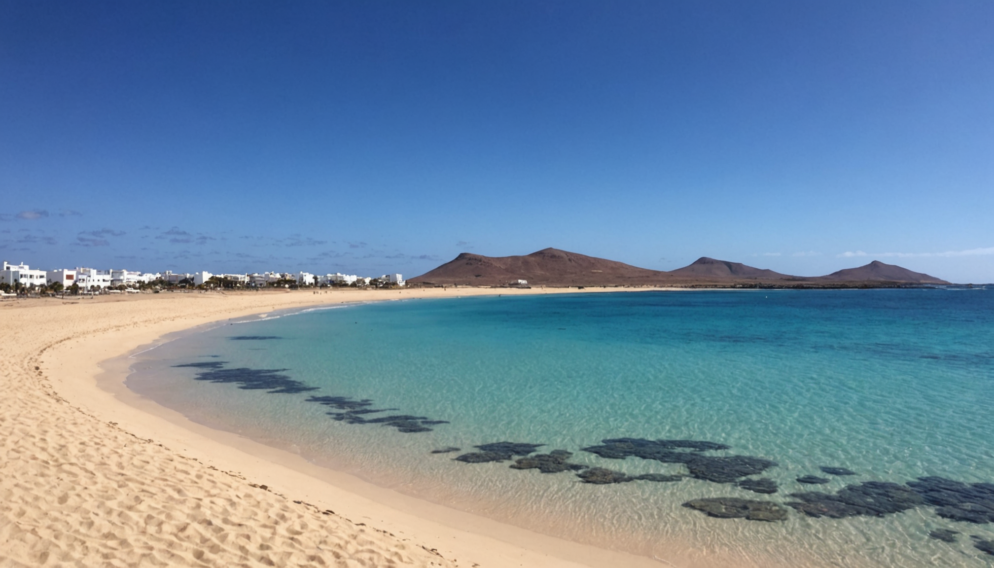 explorez corralejo, perle des canaries : découvrez ses plages de rêve, ses activités nautiques passionnantes, et ses sites incontournables pour un séjour inoubliable dans cette station balnéaire animée.