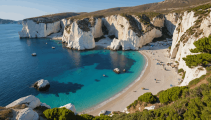 explorez papafragas, une plage exceptionnelle sur l'île de milos en grèce. découvrez ses grottes spectaculaires, ses eaux cristallines et le charme unique de ce site naturel, parfait pour une escapade inoubliable.
